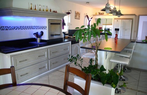 L'Herbe House | Attractive villa with pool in walking distance to ocean and bay beach