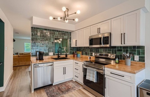 Sweetbriar Apartment | ATX Jukebox | Jacuzzi | Shuffleboard | Fire Pit