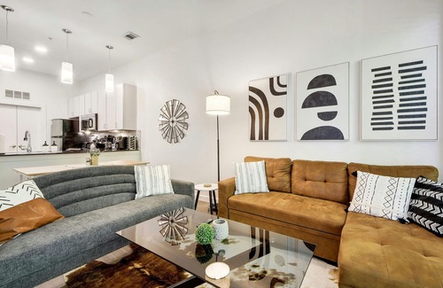 Travis Heights Apartment | ATX Vibes SoCo Suite - Pool, Gym, Rooftop, Free Parking, Best Location!