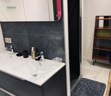 Couronne Urbaine House | Atypical 5-person house with patio, downtown, air-conditioning