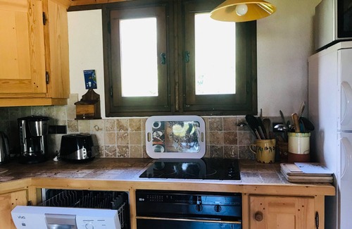 Samoens Ski Chalet | Atypical Chalet for 10 with Terrace, Parking & Wi-Fi in Quiet Area