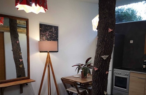 Roquefort-les-Pins Ski Chalet | Atypical cottage with tree inside CALM