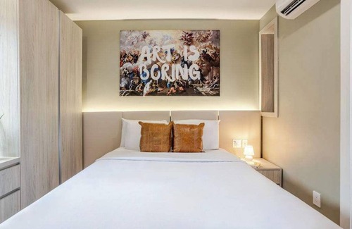Gay Village Hotel | Aura Queen – Berri-UQAM Vibe