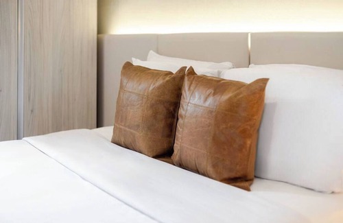 Gay Village Hotel | Aura Queen – Berri-UQAM Vibe