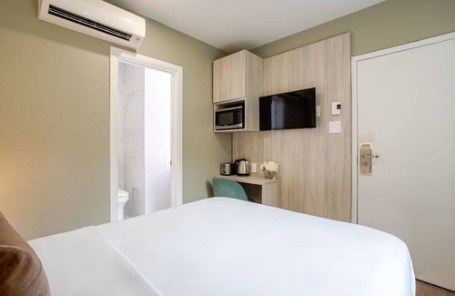 Gay Village Hotel | Aura Queen – Berri-UQAM Vibe