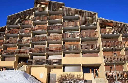 Auris Apartment | Auris en Oisans: Apt for 4, 250m from slopes, balcony, free parking, pets allowed