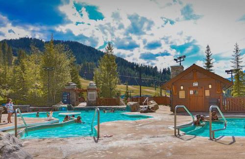 East Kootenay Apartment | Aurora Townhomes by StayIn