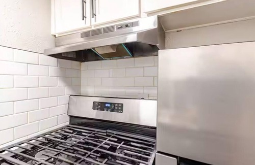 Hyde Park Apartment | Austin Gem Gym Great Rate