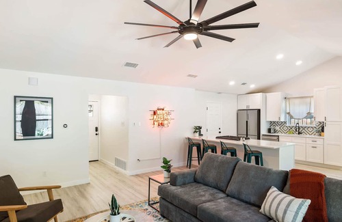 McKinney House | Austin Getaway-Perfect for Groups of 8 and Pets!