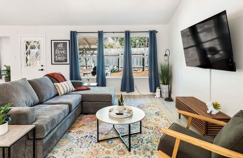 McKinney House | Austin Getaway-Perfect for Groups of 8 and Pets!
