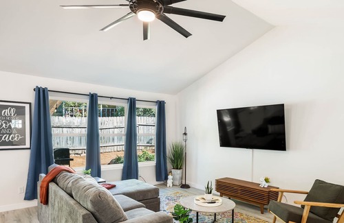 McKinney House | Austin Getaway-Perfect for Groups of 8 and Pets!