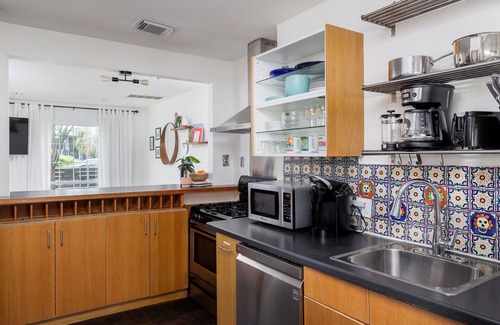 Austin House | Austin Oasis - Hot Tub, Guest House & Walk to Bars