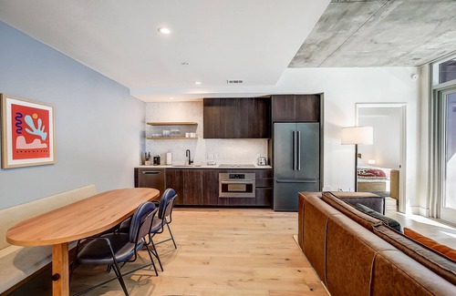 Rainey Street Historic District Condo | Austin Rainey Street condo w/2 suites & lake-view balcony, rooftop pool & gym