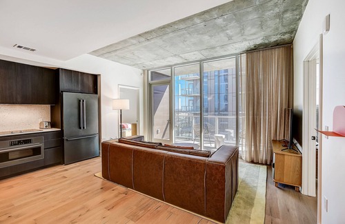 Rainey Street Historic District Condo | Austin Rainey Street condo w/2 suites & lake-view balcony, rooftop pool & gym