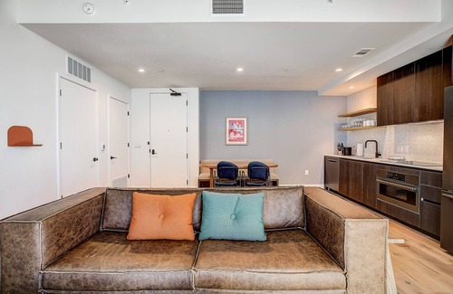 Rainey Street Historic District Condo | Austin Rainey Street condo w/2 suites & lake-view balcony, rooftop pool & gym