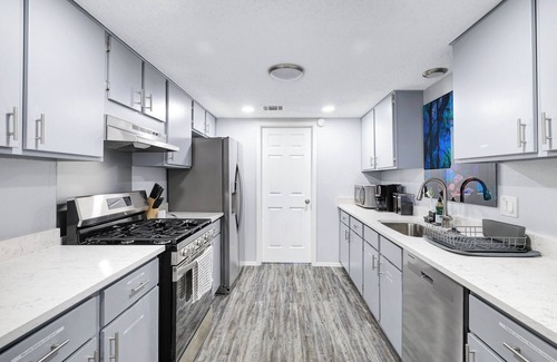Buckingham Ridge House | Austin Retreat | BBQ Yard Office WiFi Games Pets