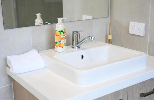 Austral Apartment | Austral 5B3B 10 Guests Near Train & Shops