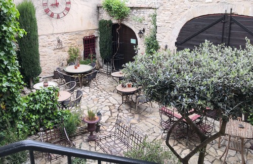 Saint-Laurent-des-Arbres Bed & Breakfast | Authentic and pleasant guest rooms in Saint Laurent des Arbres