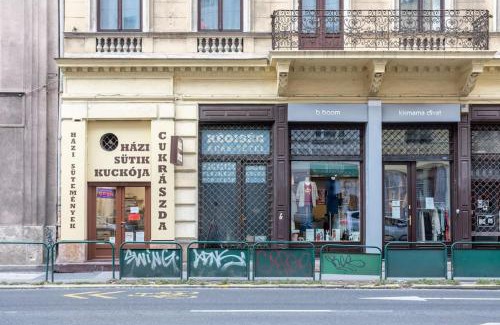 Palace District Apartment | Authentic City Stay