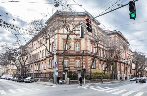 Palace District Apartment | Authentic City Stay