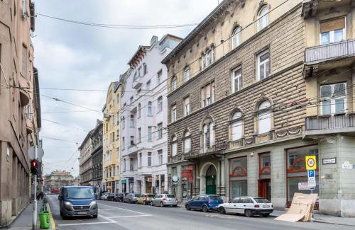Palace District Apartment | Authentic City Stay