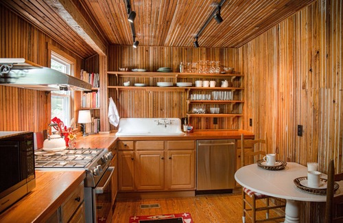Mirror Lake Cabin | Authentic Mirror Lake Cabin, Canoe, Sleeping Loft For Families, 3 Min to Town