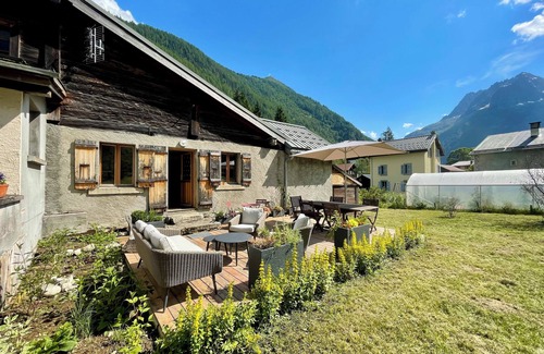 Vallorcine Ski Chalet | Authentic stone and larch chalet/350 m from the gondola 8/9 persons 90 m²/430 sq. ft.