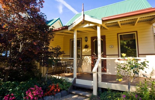Bright Cottage | AUTUMN ABODE COTTAGES - TWO: Bright