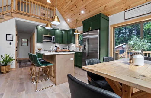Brownfield Cabin | Autumn Cabin: 4BR/2BA 15min to Conway Fire Pit Leaf-Peeping Ready