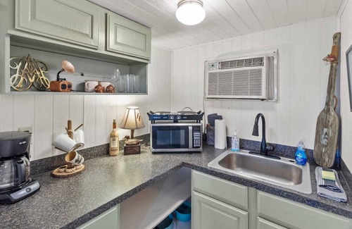Oil City Apartment | Avail this weekend, Romantic, Kayaks!