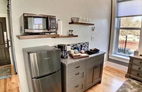 Eureka Springs Historic District Apartment | Available Bikes Blues BBQ, best location! Parking