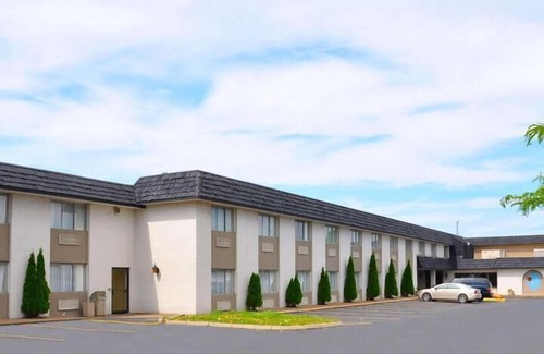 Sandusky Hotel | Avalon Inn