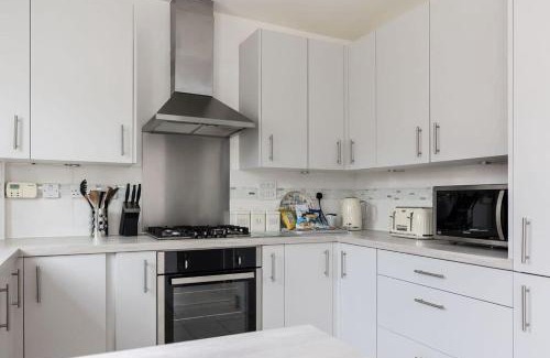 Poole House | Avalon - Walking Distance to Poole Quay and Town