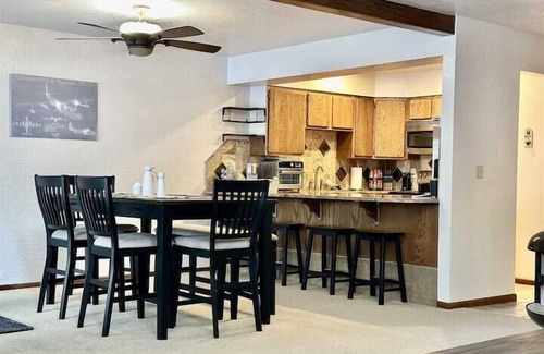 McCall Cabin | Aviators Located on the Golf Course, A/C, Ext Deck & BBQ, Aviators Albatross on the greens