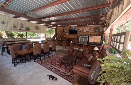 Concan Apartment | Avie's Hideaway, Exclusive Private Riverfront @Vacation Frio River Room #1