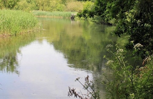 Salisbury Cottage | AVON TURN BARN, romantic, with a garden in Salisbury