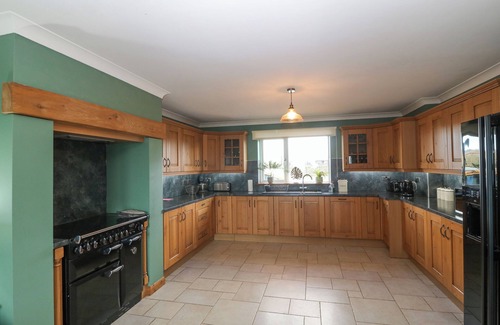 Rhoshirwaun Cottage | AWEL Y GRUG, pet friendly, with open fire in Aberdaron