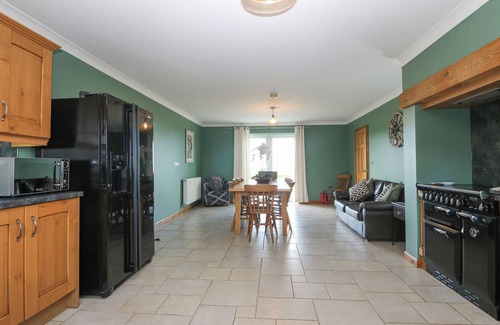 Rhoshirwaun Cottage | AWEL Y GRUG, pet friendly, with open fire in Aberdaron