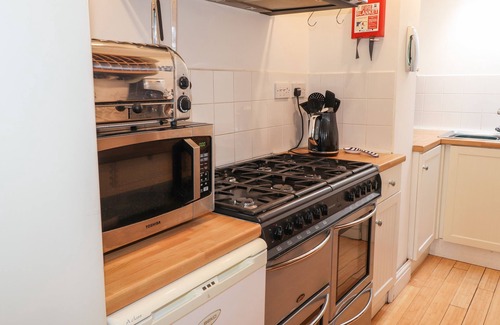 Newport House | AWEN INGLI, pet friendly, with a garden in Newport, Pembrokeshire
