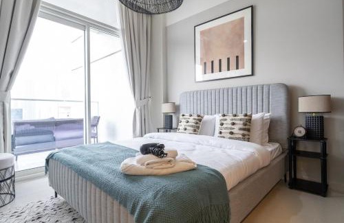 Downtown Dubai Apartment | Awesome 1-Bedroom Apartment for 4 with Burj Views at Vera Tower in Business Bay