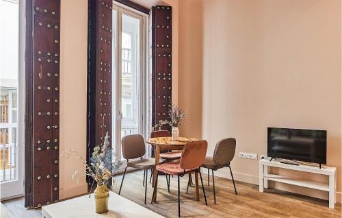 Old Town Apartment | Awesome Apartment In Cádiz With Kitchen