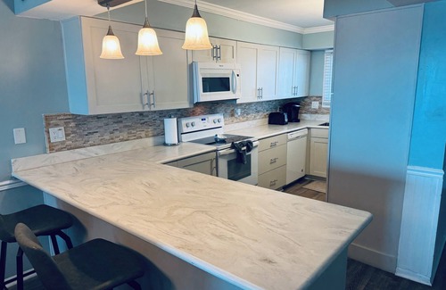 Biltmore Beach Condo | AWESOME DECEMBER DEAL: Sun 12/7 to Sun 12/21 =1500 or 850 week! 5star/Beachfront