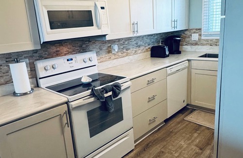 Biltmore Beach Condo | AWESOME DECEMBER DEAL: Sun 12/7 to Sun 12/21 =1500 or 850 week! 5star/Beachfront