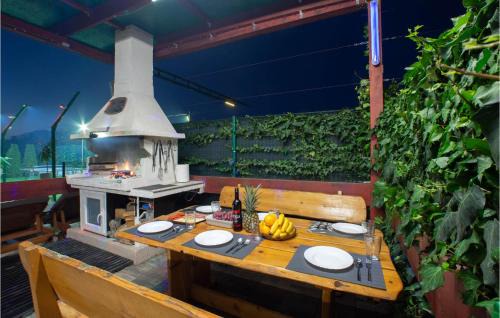 Dracevac House | Awesome Home In Split With Wifi