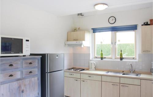 Wemeldinge House | Awesome Home In Wemeldinge With Kitchen