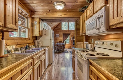 Sevierville Cabin | Awesome Honey Bear, “Cozy Cabin Retreat in the Smokies – Comfort & Fun for All”!