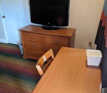 Wilmington Hotel | Azalea Inn & Suites