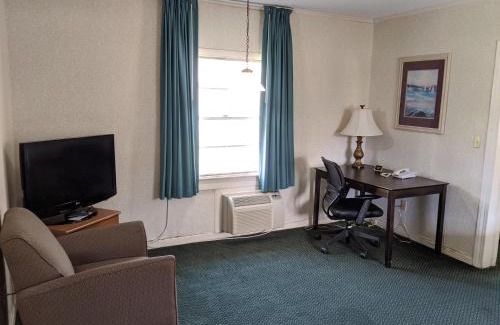 Wilmington Hotel | Azalea Inn & Suites
