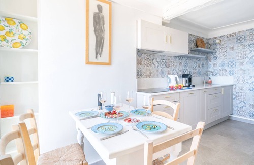 Old Town Apartment | Azur Hideaway -stunning sea view ,Promenade and Cours Saleya