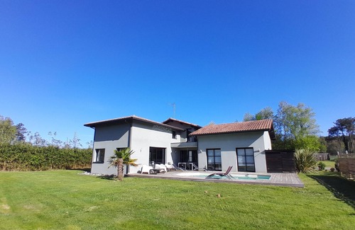 Azur House | Azur-Messanges Architect house Azurlake swimming pool lakeside